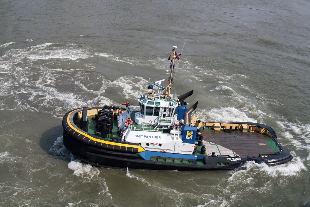 sleepboot sleepboten schip schepen scheepvaart hdr marine zeevaart ferry tanker containerschip containerschepen